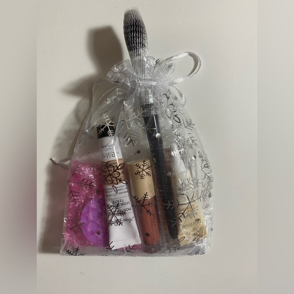 Makeup Bundle Perfect for Gifting. Work Wife, Secret Santa, Stocking Stuffers - Picture 16 of 16
